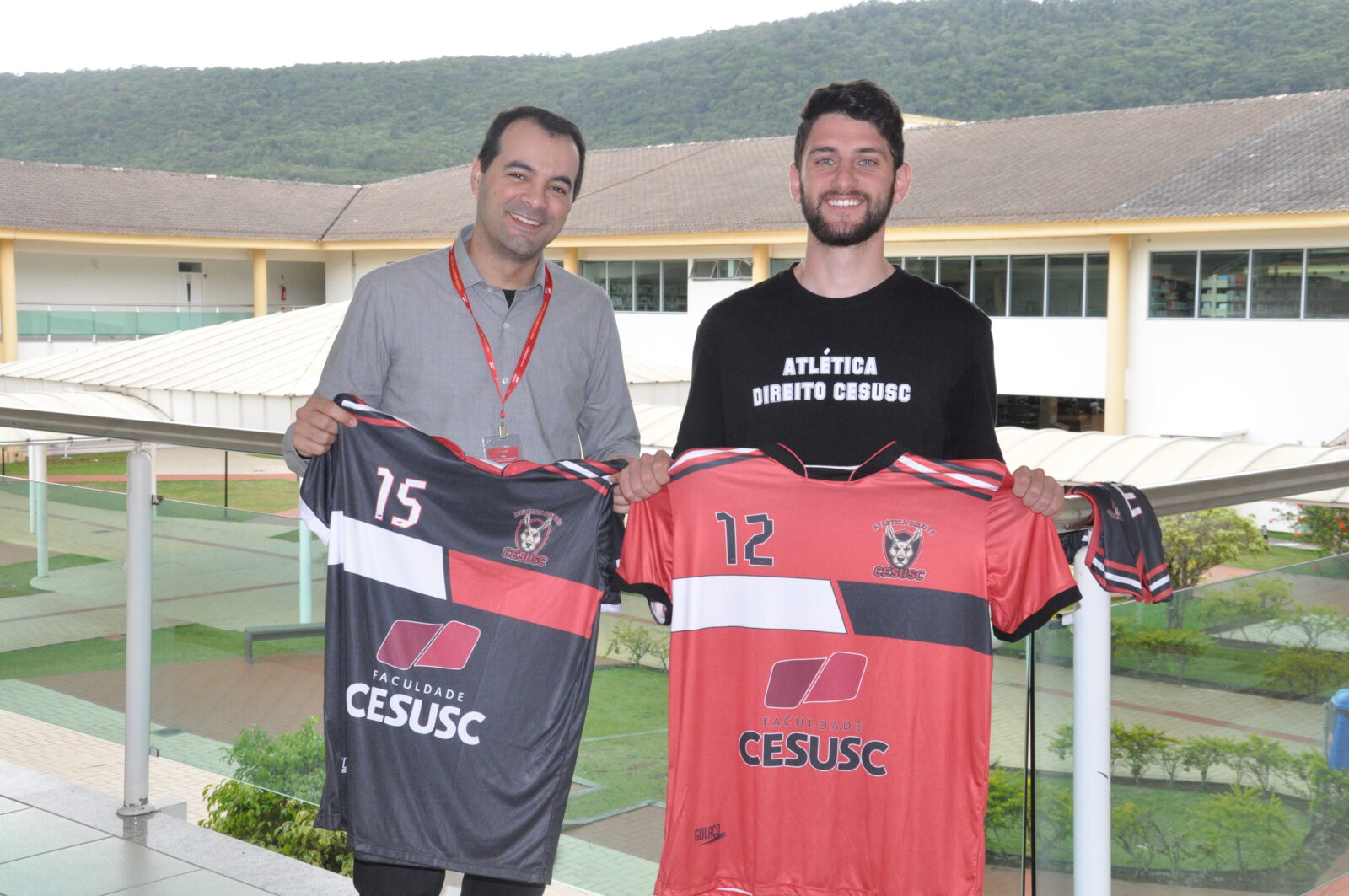 Faculdade CESUSC entrega uniformes para time da Atlética de Direito ...