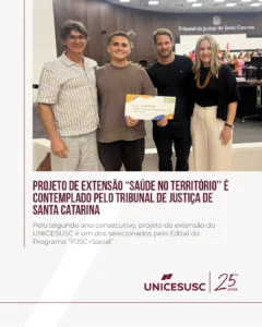 Na foto, da esquerda para a direita: o professor responsável pelo projeto, José de Araújo Filho, os alunos extensionistas do projeto, Thales Silveira Moshoutis e João Antônio Dallagnol Valentini, e a Coordenadora do Pró-Comunidade, professora Cláudia Lazcano Vázquez.