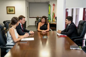 da esquerda para a direita: Anne Teive Auras, Defensora Pública Coordenadora do NUDEM, Thiago Burlani Neves, Subdefensor Público-Geral, a Vice-Governadora Marilisa Boehm e Renê Beckmann Jr. Defensor Público Coordenador do NUPEP, que contribuiu com o lançamento da cartilha e com aulas no Inovacrim.