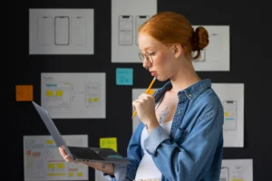 Em um mundo em que o digital estrutura atividades centrais da vida contemporânea, o UX Design se consolida como área estratégica para empresas de diferentes setores da economia